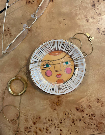 Decorative plate with a face design on a textured surface